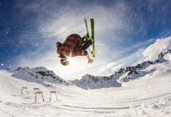 mk体育-字母哥关键三分雄鹿晋级季后赛，雄鹿字母哥续约