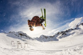 mk体育-字母哥关键三分雄鹿晋级季后赛，雄鹿字母哥续约