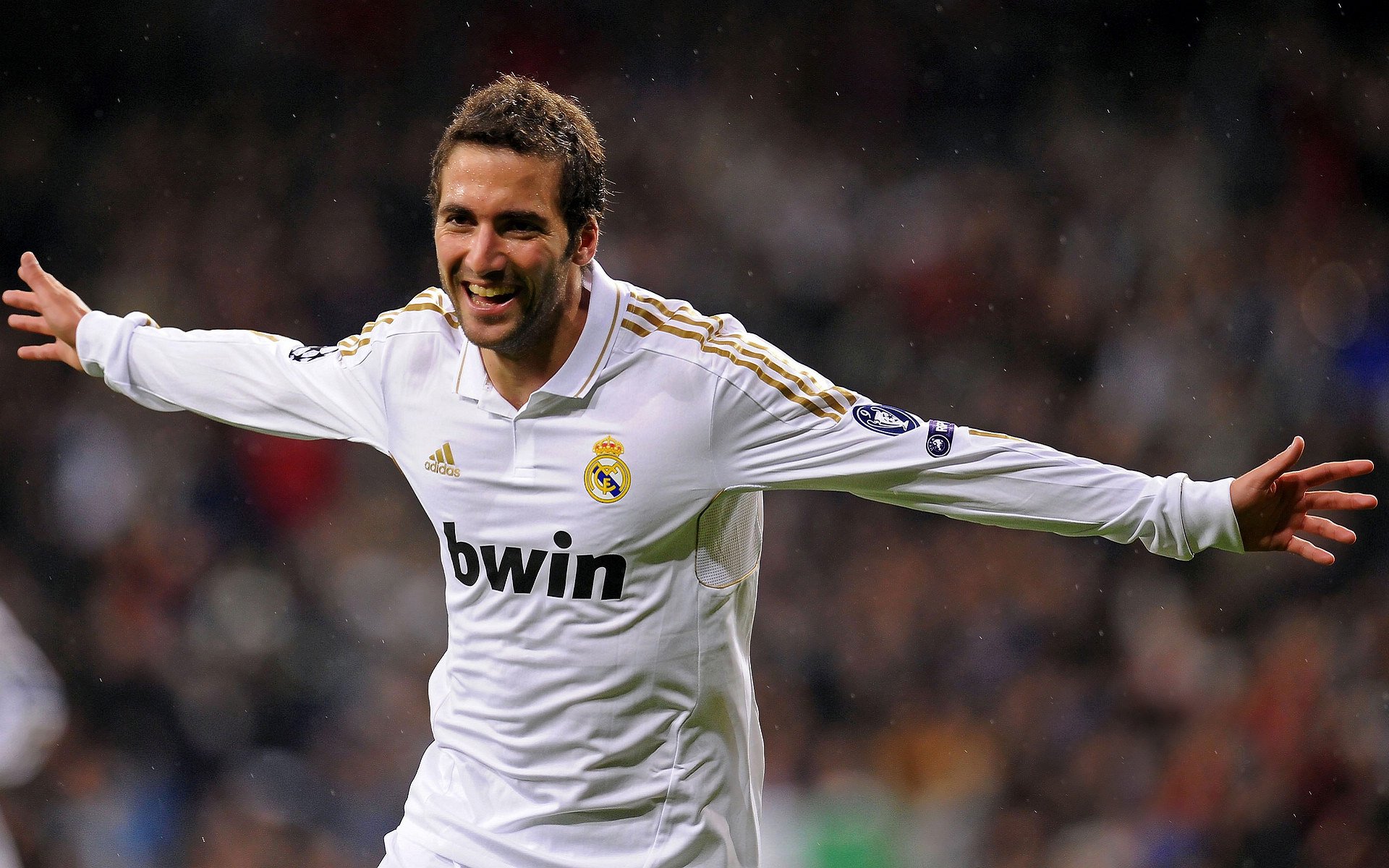 冠军队主场庆祝仪式盛大举行，球迷情绪高涨，球队主场冠军旗帜